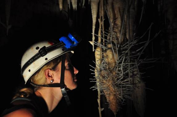 Observando de perto formação de calcita na caverna de São Mateus, no P. E. de Terra Ronca, região de São Domingos - GO
